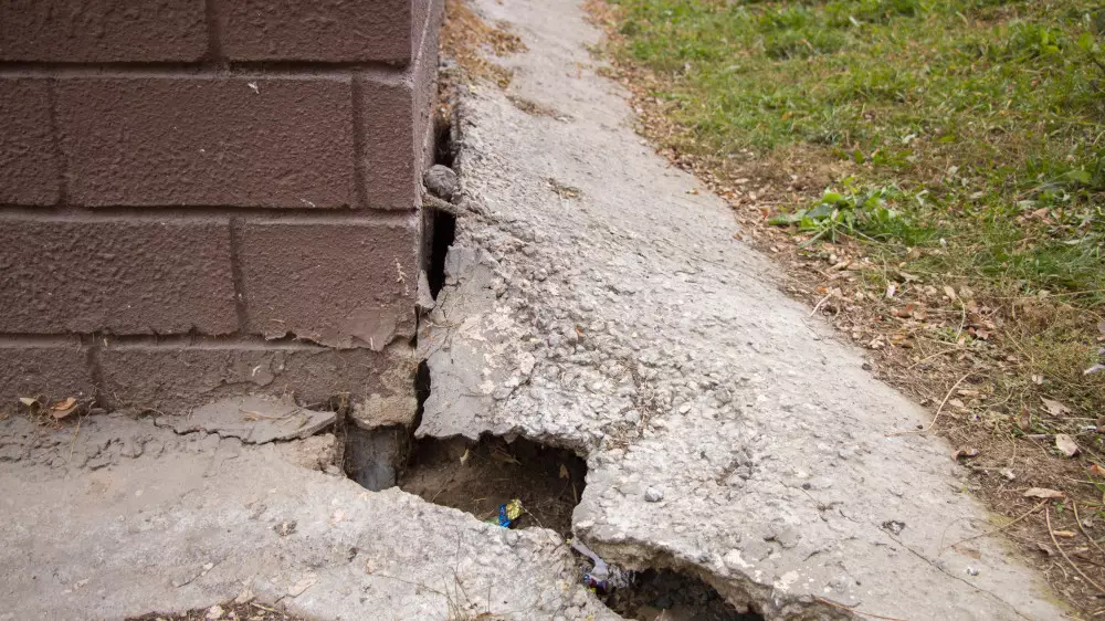 Жители многоэтажки в Алматы опасаются обрушения