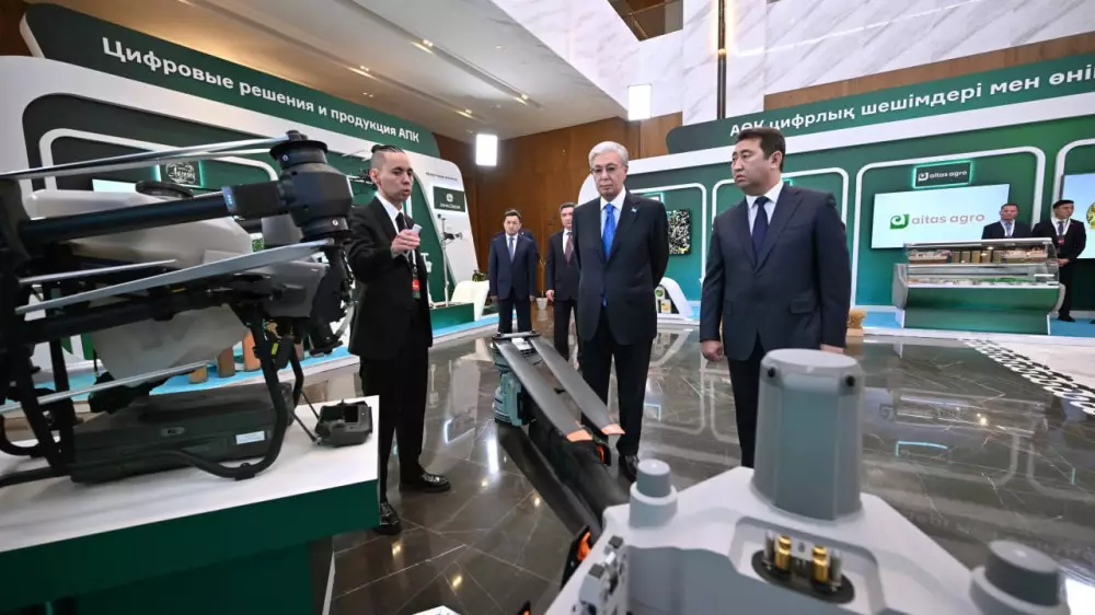 Тоқаев ауыл шаруашылығындағы цифрлық шешімдер көрмесін аралап көрді