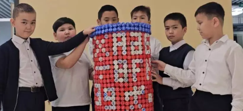 Школьники изготовили EcoBox из пластиковых крышек в Семее