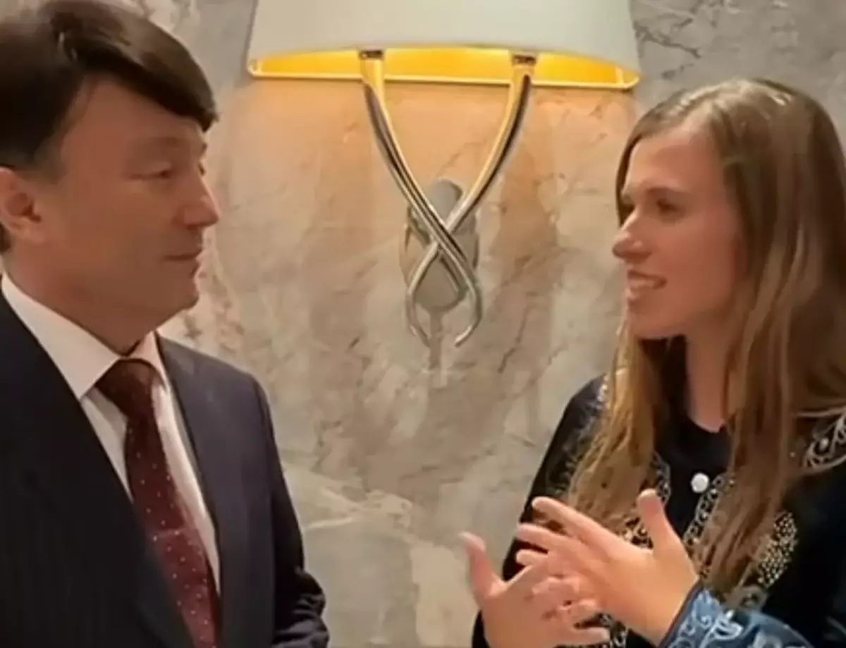 Фанатка из США в Лондоне заговорила с отцом Димаша по-казахски