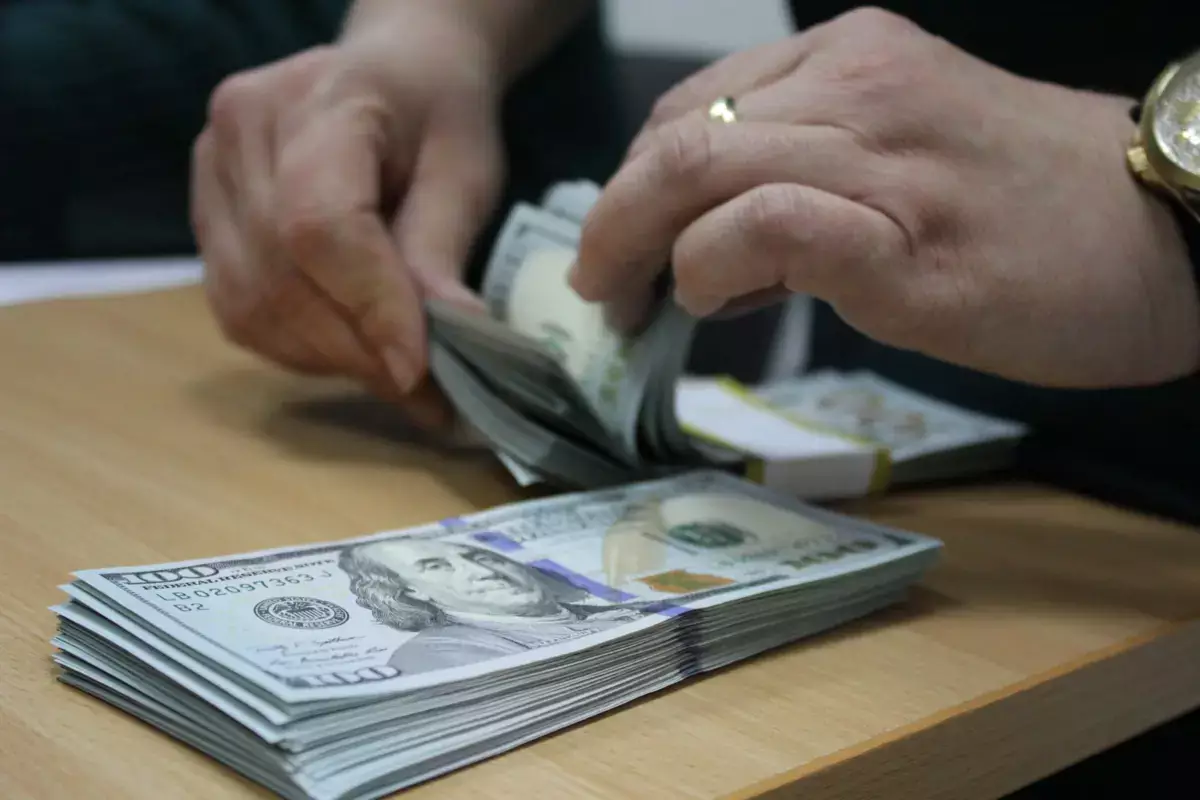 Декларация не поможет: почему таможня в Казахстане забирает деньги на границе - новости на Lada.kz 14.11.2025