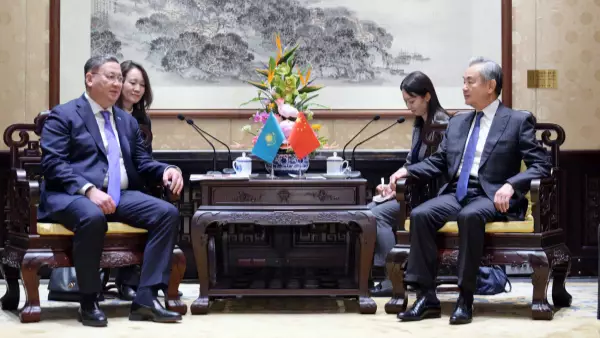 Ван И встретился с помощником президента Казахстана Нуртлеу.
