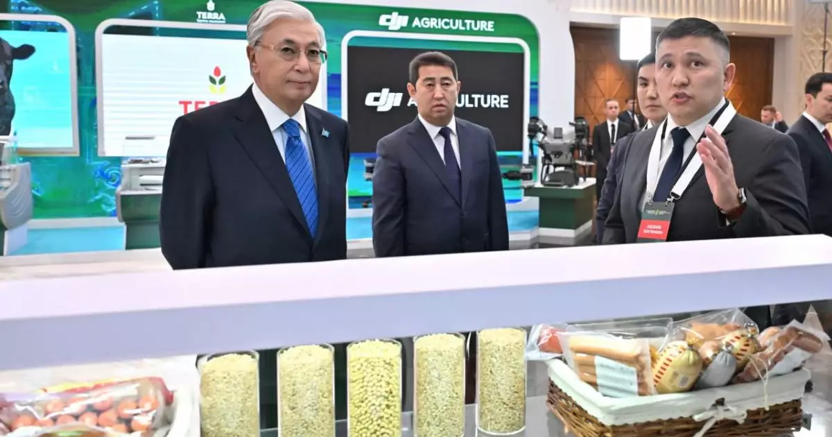  Тоқаев ауыл шаруашылығындағы цифрлық шешімдер көрмесін аралап көрді 