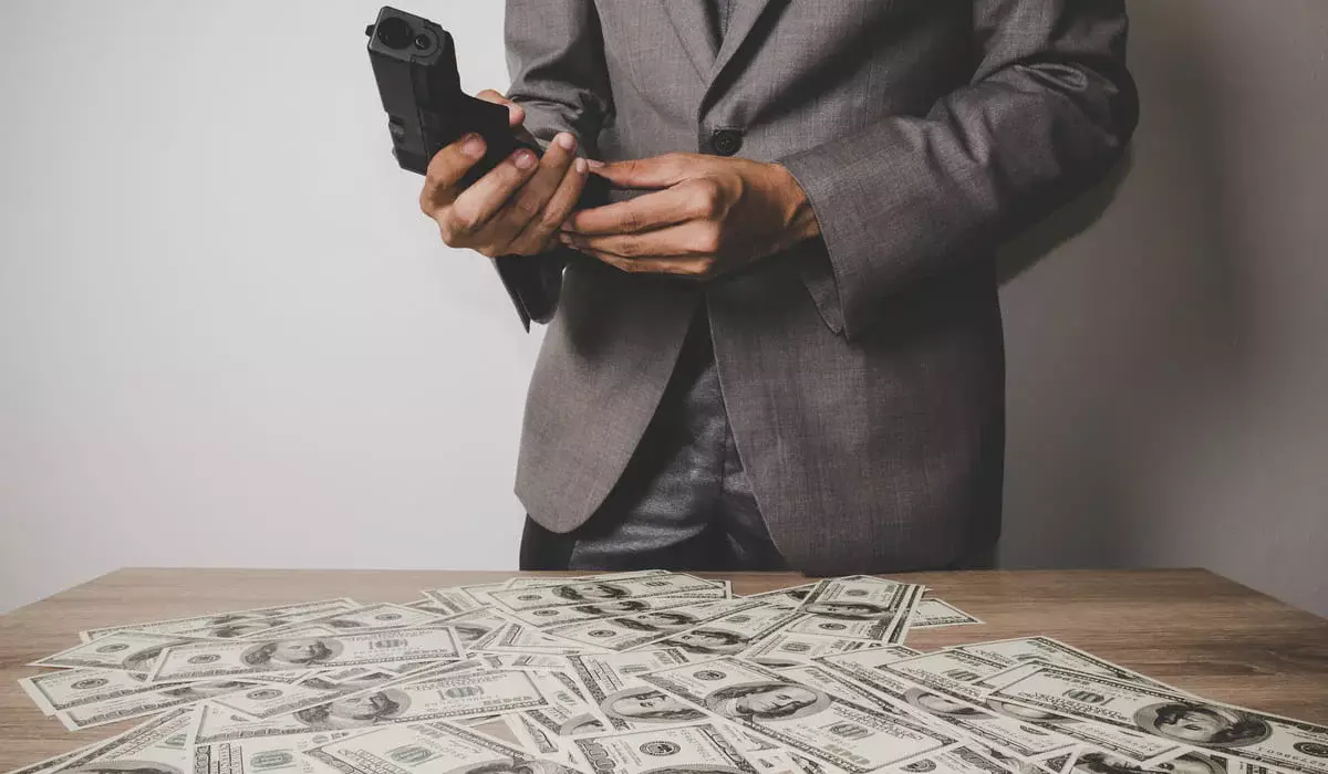 Запугивал ее семью: у предпринимательницы требовали 700 тысяч долларов в Караганде