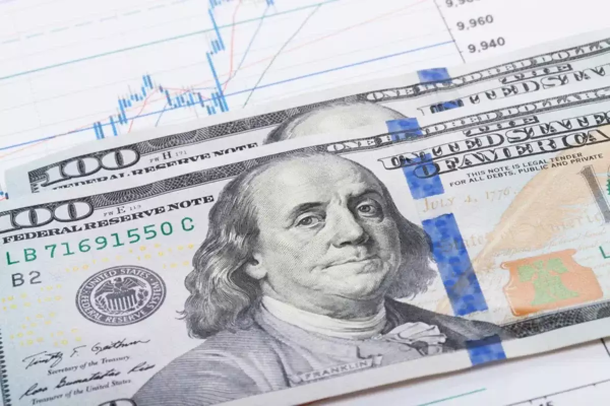 Теряет импульс: что происходит с долларом в Казахстане