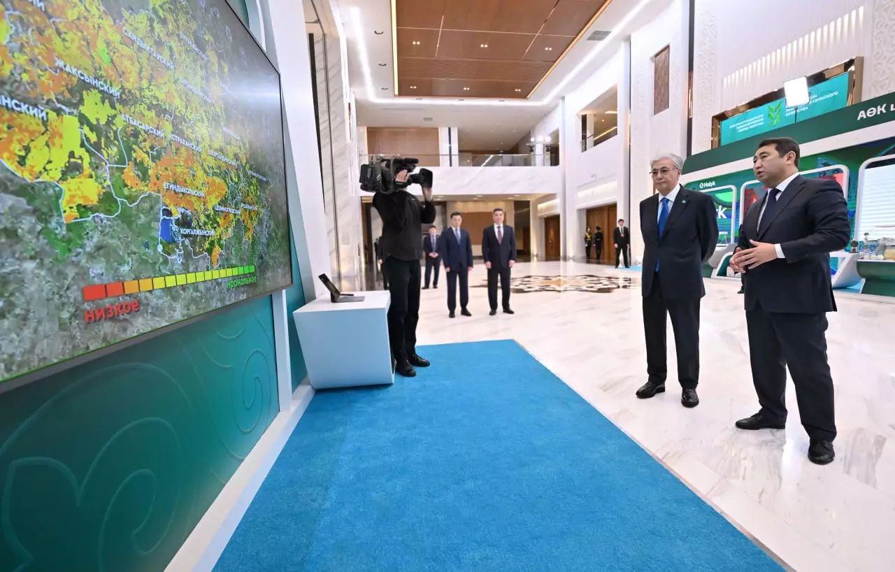 Глава государства осмотрел выставку цифровых решений в сфере сельского хозяйства