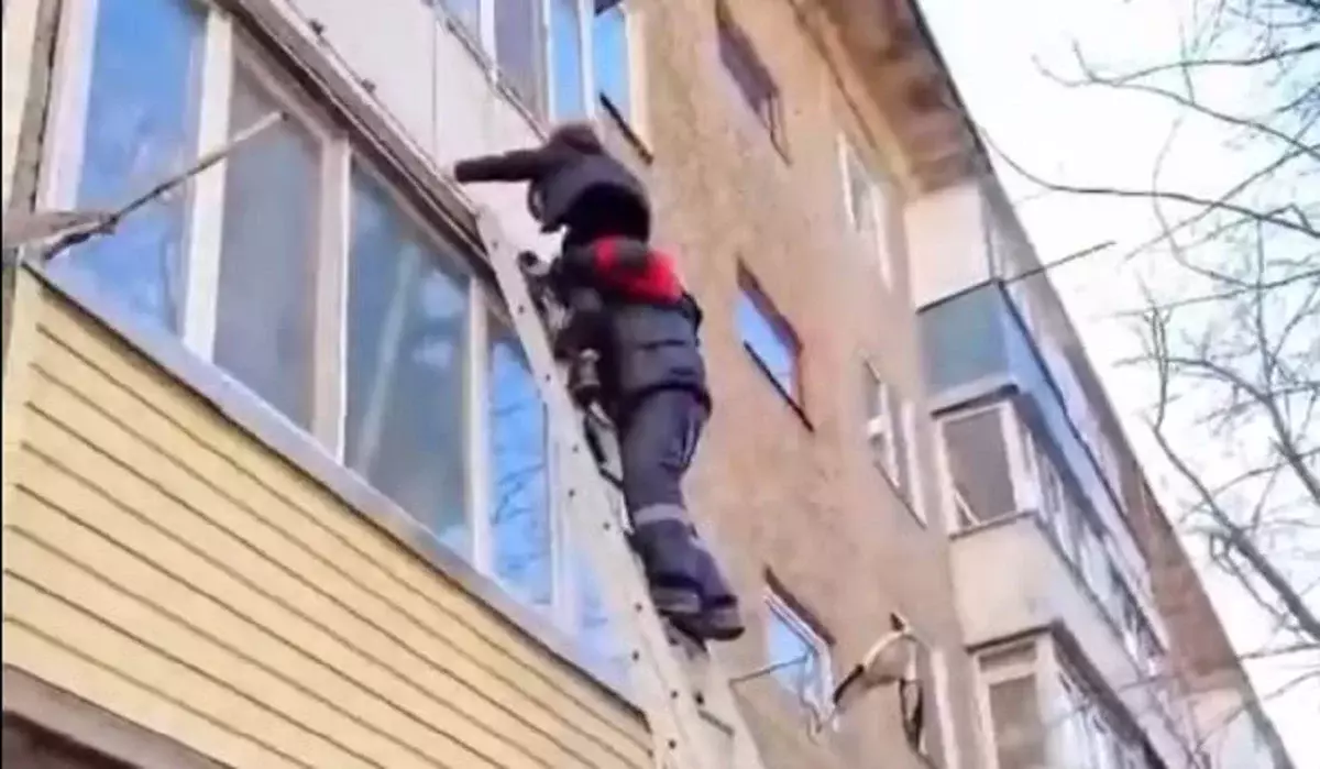 Қарағандыда мектеп оқушысы жоғары қабаттан құлап кете жаздады (ВИДЕО)