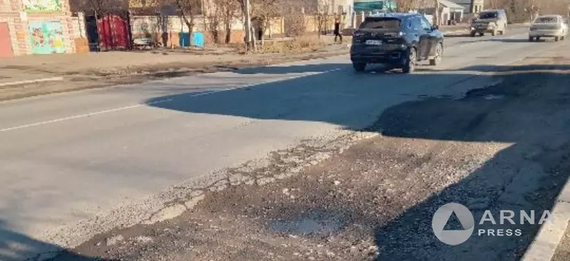 Неасфальтированный участок мешает автобусам подъезжать к остановке в Семее