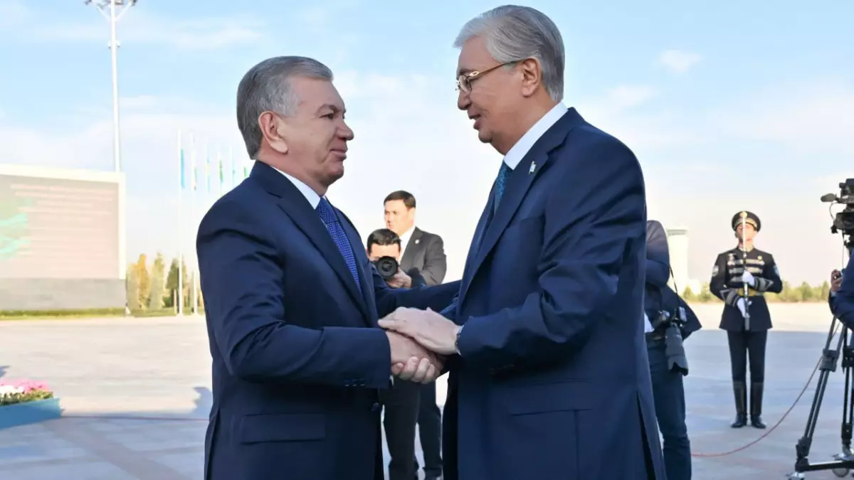 Тоқаев пен Мирзиёев: Ташкенттегі ресми кездесу