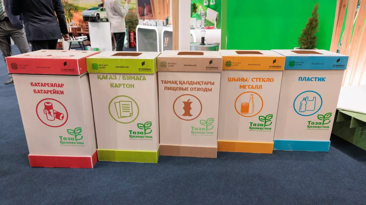 "Қағаз да, бөтелке де бір қоқысқа кетіп жатыр": Депутат сұрыптау жүйесі туралы