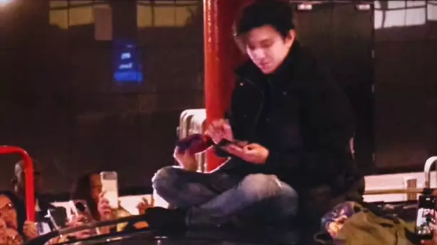 Англичанки подкарулили Димаша Кудайбергена у отеля