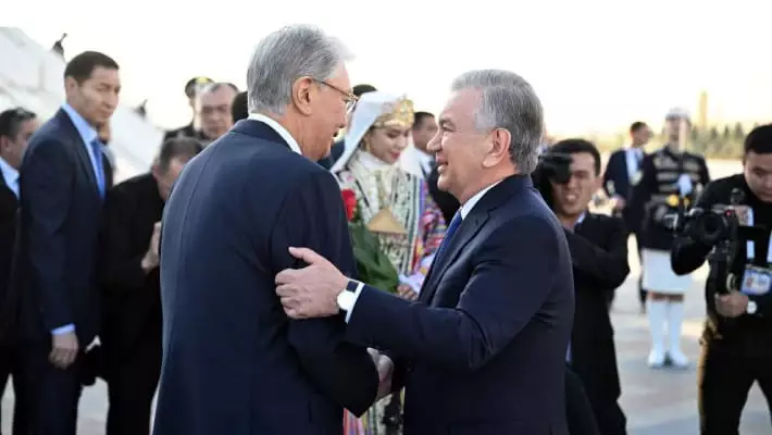 Мирзиёев встретил Токаева в аэропорту «Ташкент-Хумо»