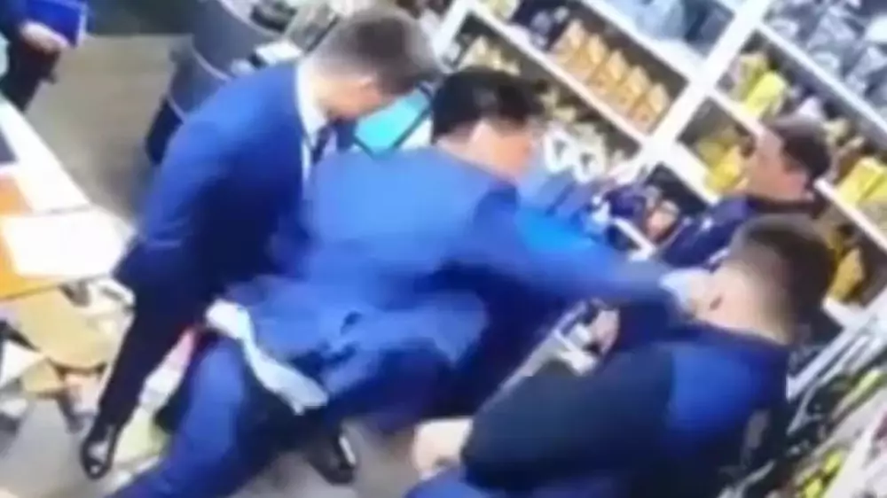 “Хочешь, нос сломаю“: в компании объяснили скандальное видео с “избиением“ сотрудников