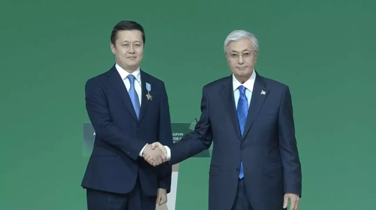 К. Токаев наградил работников АПК