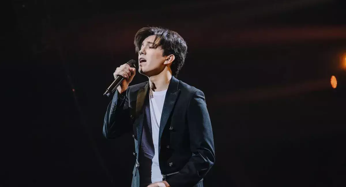 «Көліктің үстіне шығып кетуге мәжбүр болды»: Димаштың Лондондағы концертінде күтпеген жағдай болды (ВИДЕО)