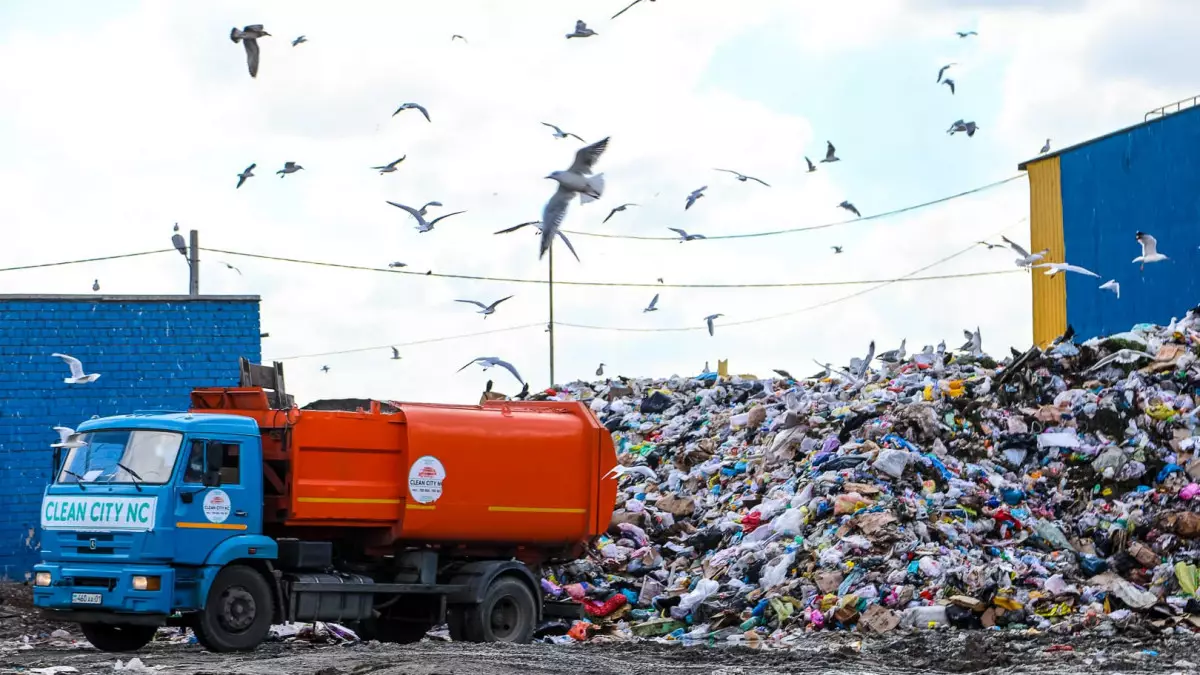 Астана қоқысқа батып жатыр: Тағы бір депутат дабыл қақты