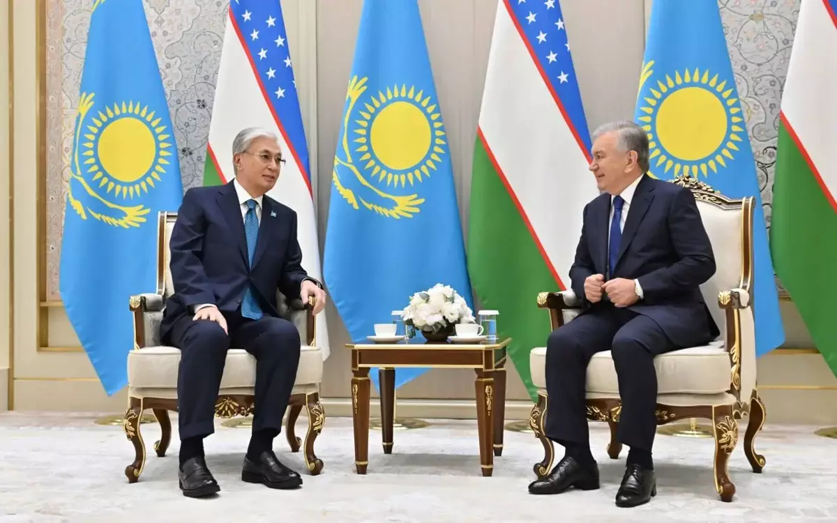 Тоқаев пен Мирзиёев «Ташкент-Хумо» әуежайында әңгімелесті