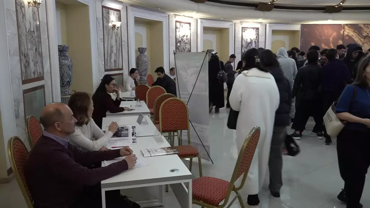 Заң мен тәртіп: Алматыда бос жұмыс орындары жәрмеңкесі өтті