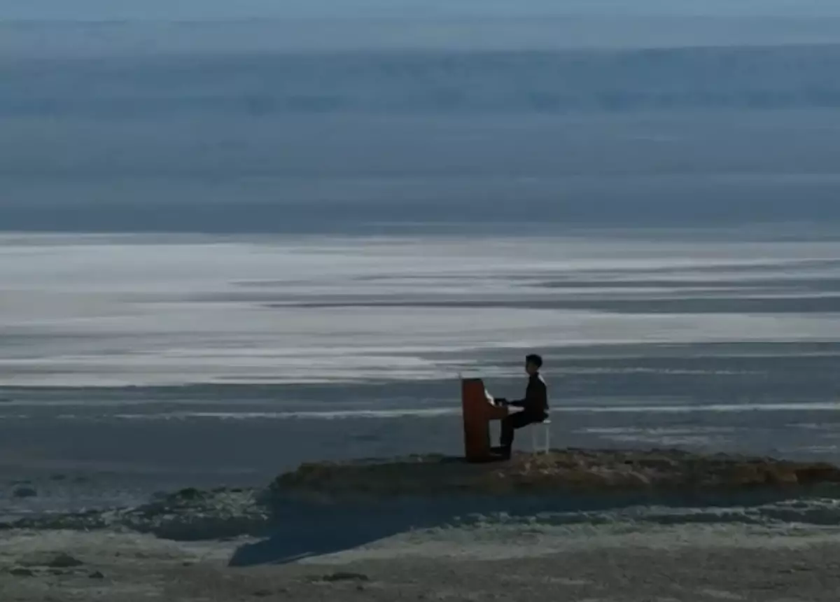 Пианино на фоне космической Бозжыры: музыкант удивил Казнет (ВИДЕО)