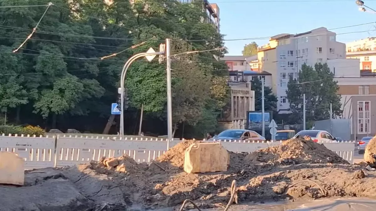 Азербайджан вызвал посла России из-за удара по своему посольству в Киеве