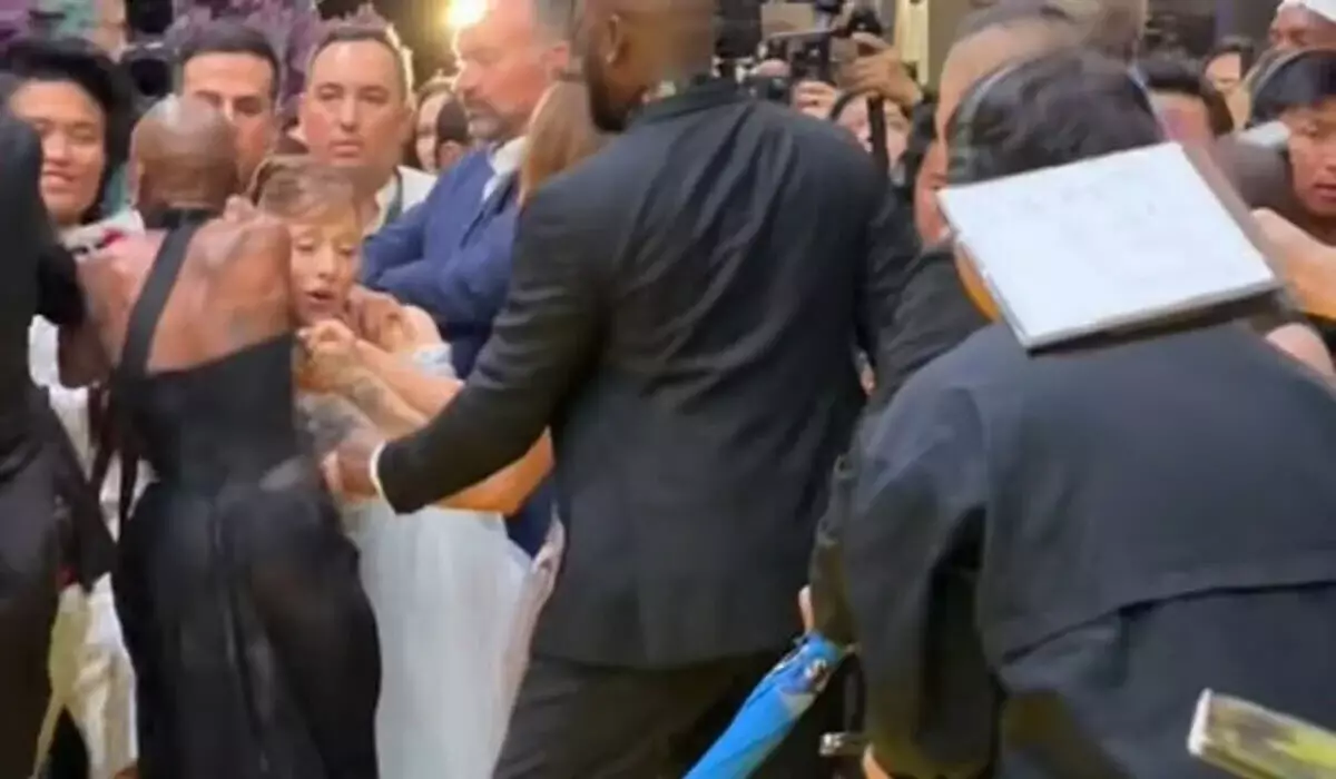 Ярый поклонник схватил Ариану Гранде на красной дорожке в Сингапуре (ВИДЕО)