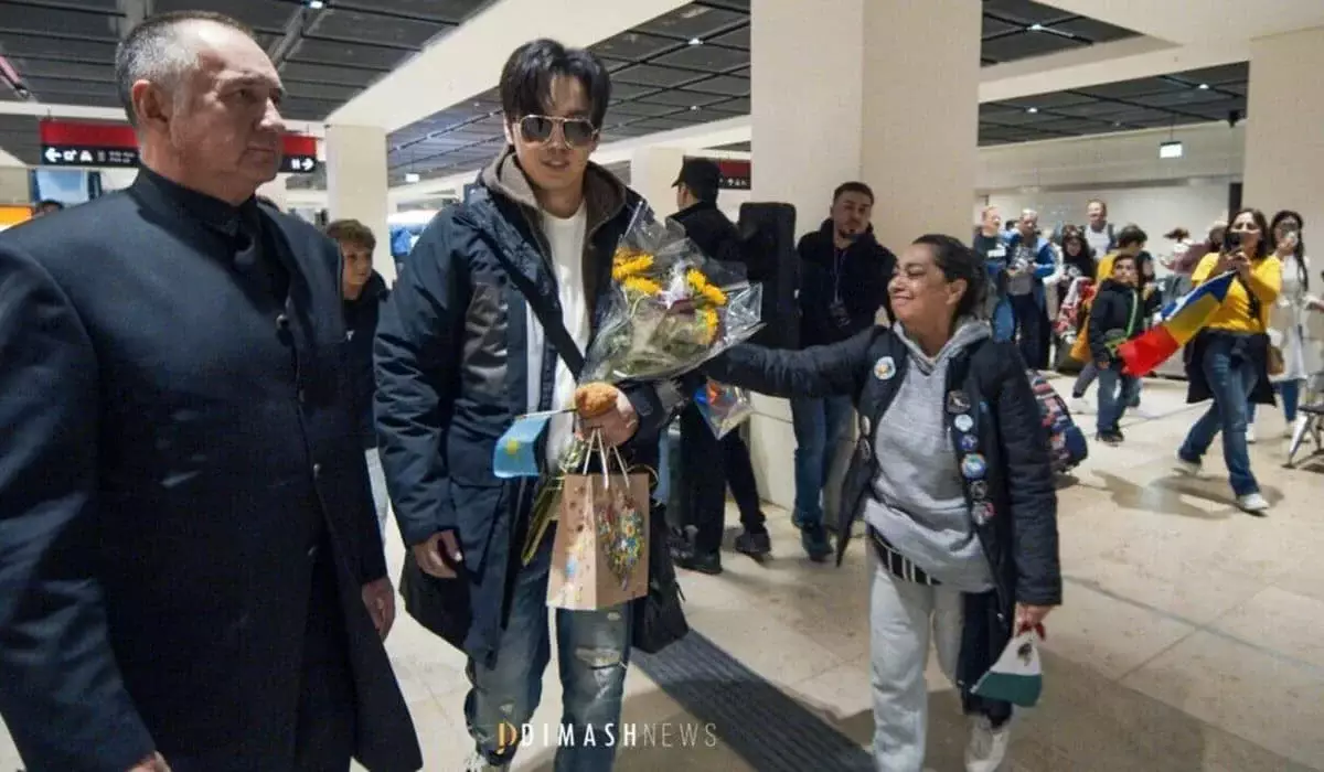 Фанатка из Чили удивила Димаша, сыграв кюй «Ерке сылқым» в аэропорту Берлина (ВИДЕО)