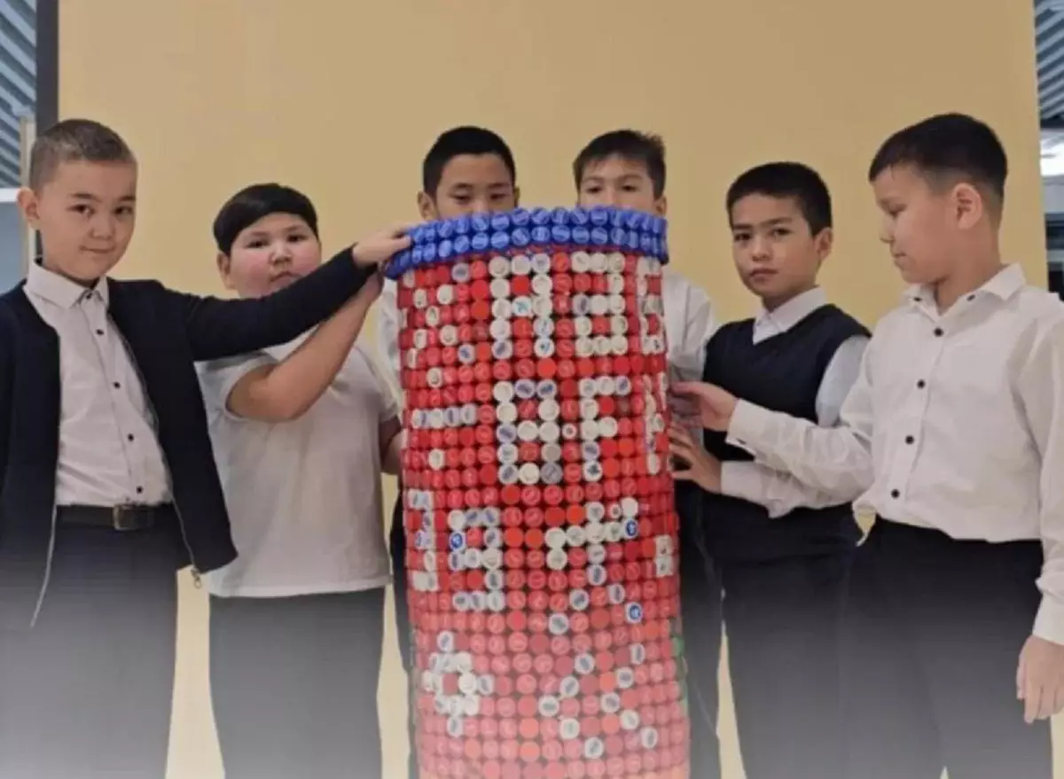 EcoBox: Семейде оқушылары пластик қақпақтарын қайта өңдеді