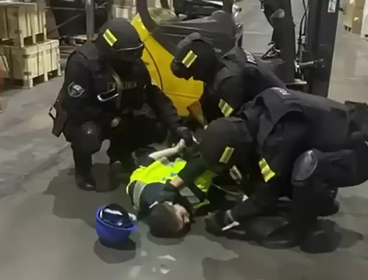 Сотрудник авиакомпании украл более 30 телефонов в аэропорту Алматы