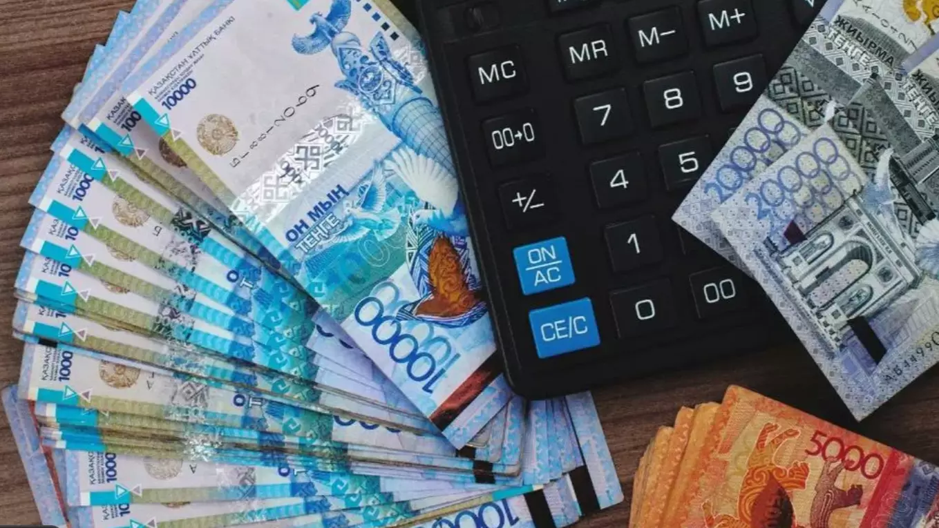 Қазақстанда мұғалімдер мен дәрігерлердің жалақысы төмендеп жатыр.