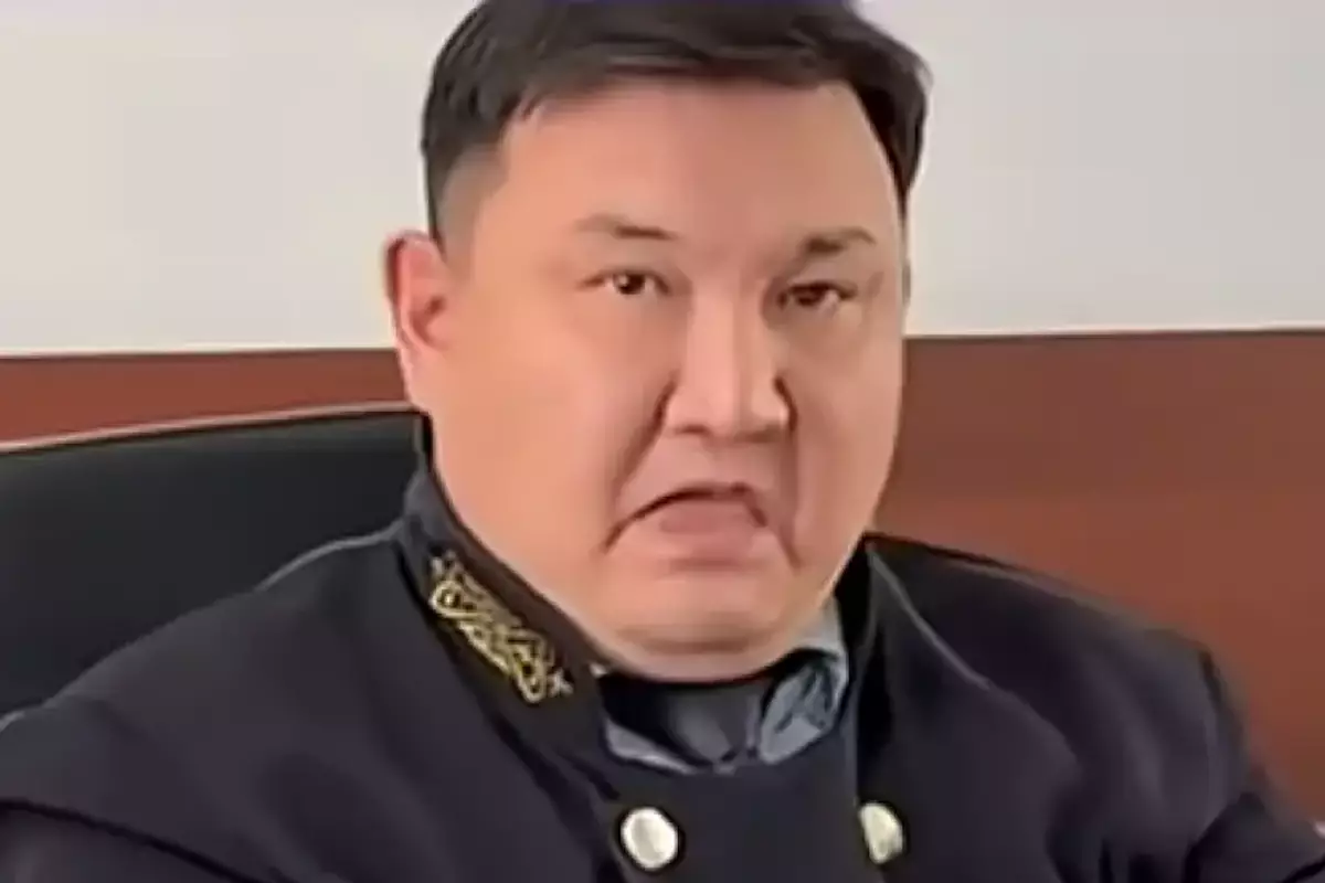 Судья, показавший язык журналистке, получил дисциплинарное взыскание