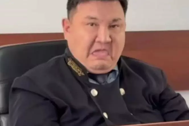 Судью из Шымкента наказали за неуместный жест в адрес журналистки