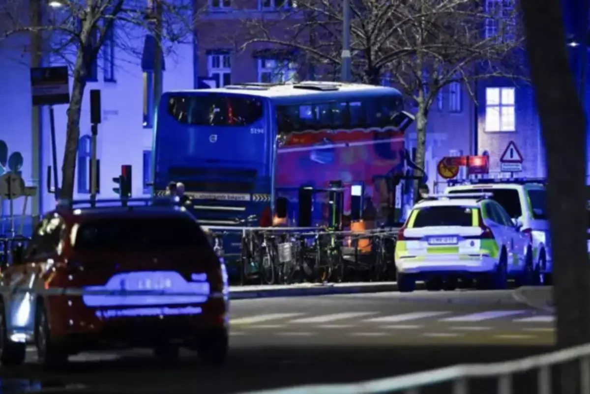В Стокгольме автобус врезался в остановку: несколько человек погибли