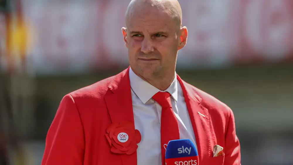 Легенда сборной Англии объявила о свадьбе с девушкой на 18 лет младше него