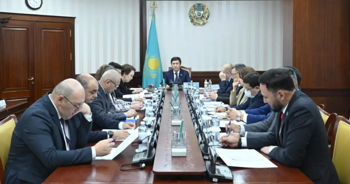   Мәжіліс еңбек құқығын қорғайтын заңды қарайды   