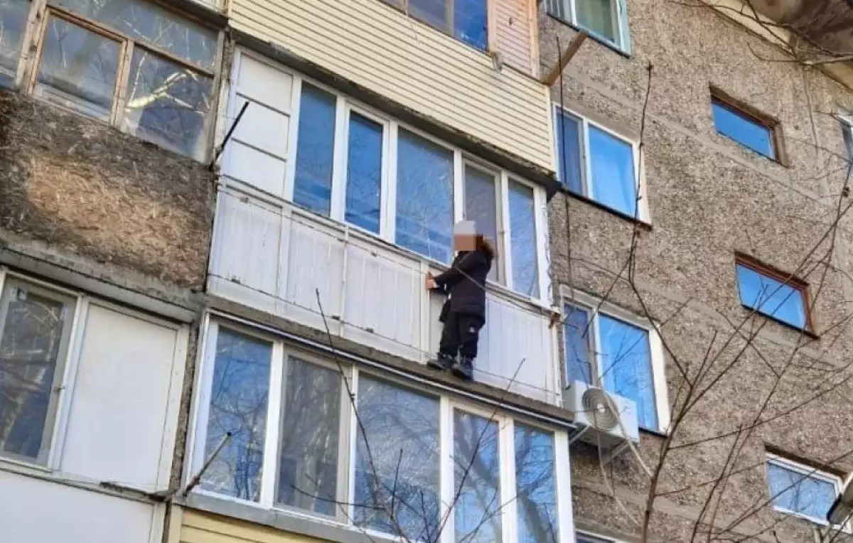 Мальчик, свисающий с балкона, напугал жителей Караганды