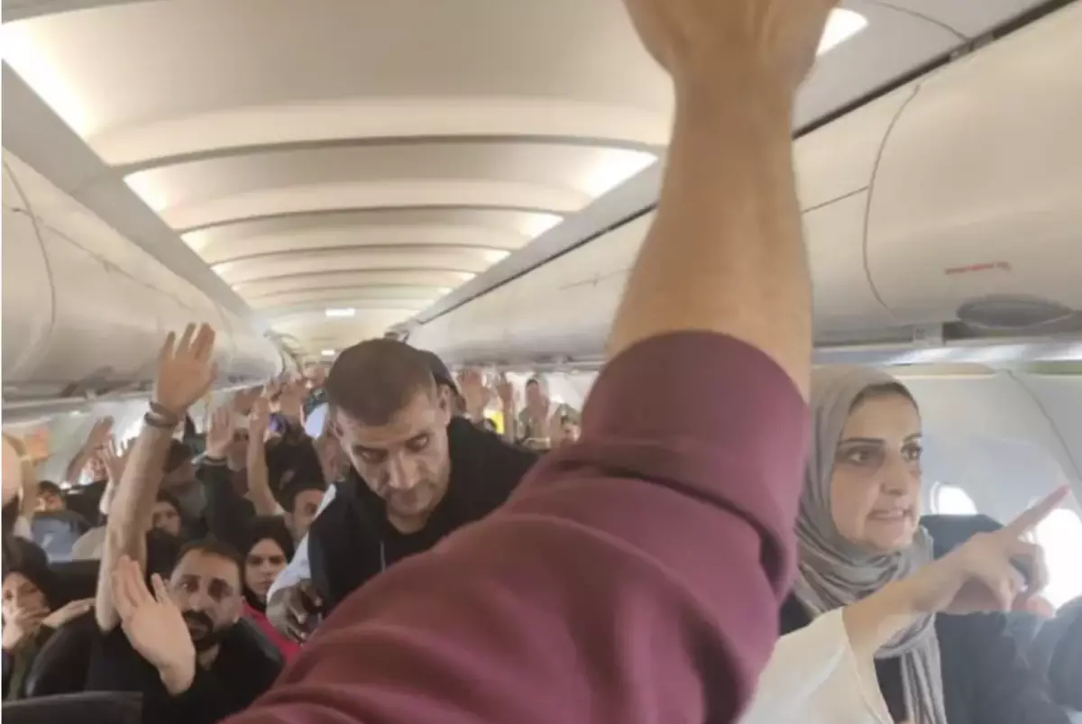 Власти ЮАР расследуют "загадку" прибытия самолета, полного палестинцев