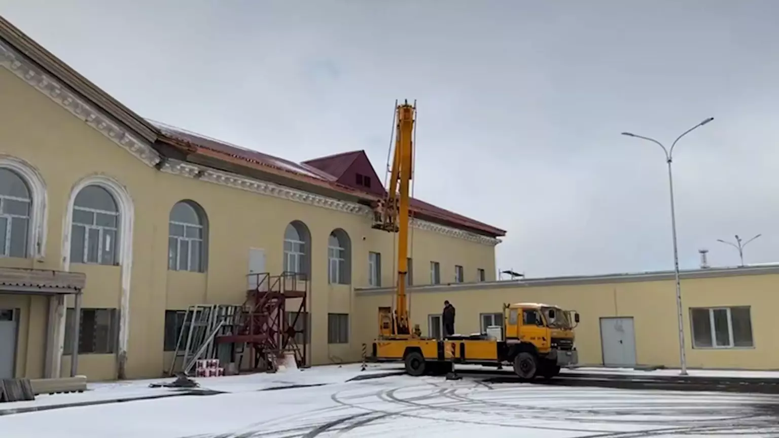 Возвращенные олигархами 945 млн тенге направили на реконструкцию аэропорта Балхаша