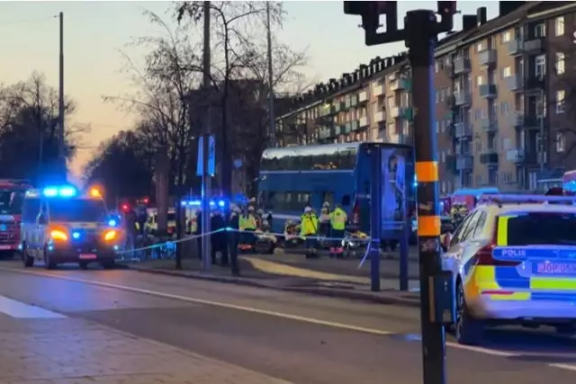 Автобус аялдамаға соғылды: қаза тапқандар бар