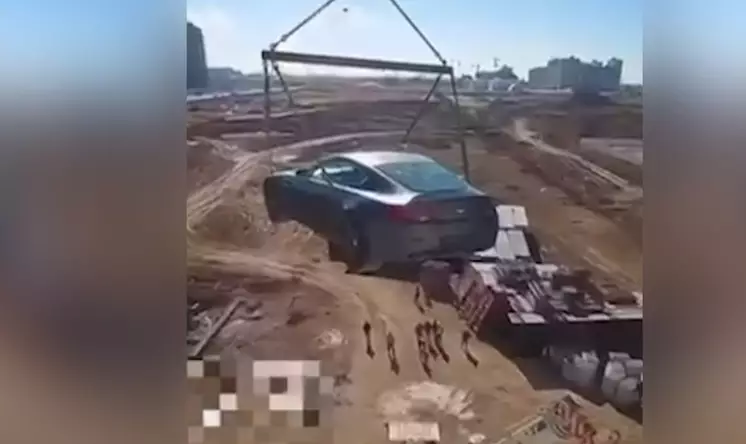 Шымкентте жігіт қымбат көлігін көпқабатты үйдің төбесіне шығарып дрифт жасаған