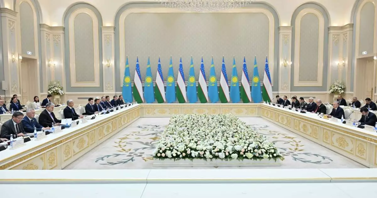  Қазақстан мен Өзбекстан президенттері Жоғарғы кеңестің екінші отырысына қатысты 