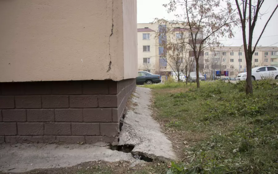 Алматыдағы көпқабатты үй опырылуы мүмкін бе? Әкімдік пікір білдірді 