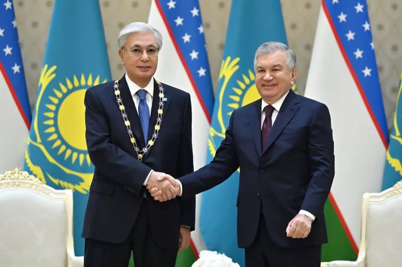 Президенту Казахстана вручили высшую госнаграду Узбекистана
