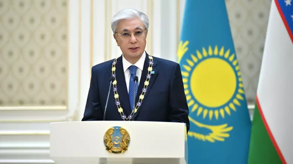 “Знак уважения к народу Казахстана“. Токаеву вручили высшую госнаграду Узбекистана