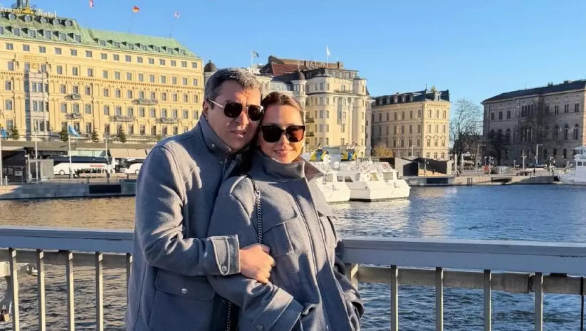 Динара Сатжан с мужем улетела в Швецию