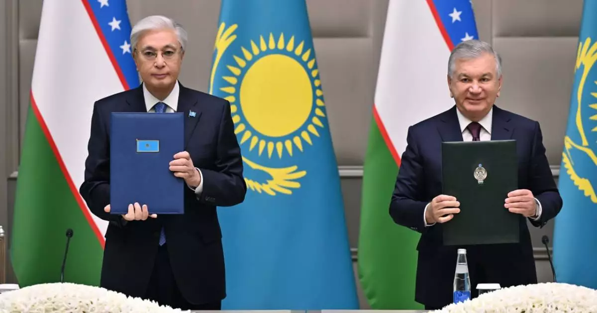  Қасым-Жомарт Тоқаев пен Шавкат Мирзиёев бірнеше құжатқа қол қойды 