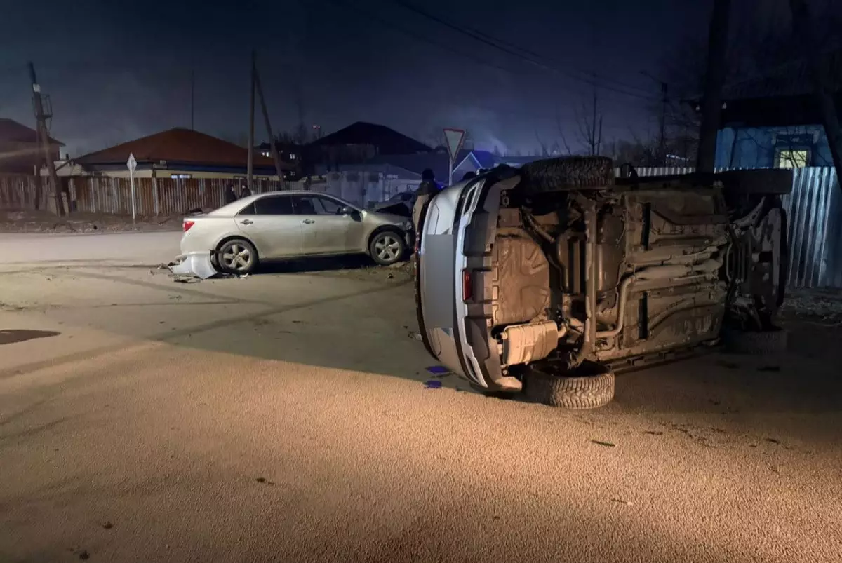 В Семее перевернулась легковушка после жёсткого столкновения на перекрёстке