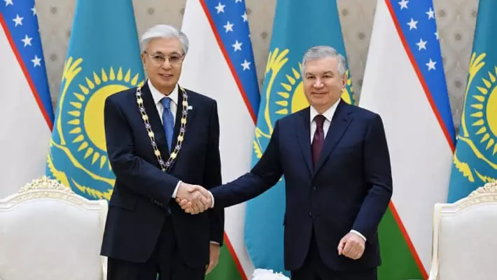 Мирзиёев наградил Токаева орденом «Дустлик» высшей степени