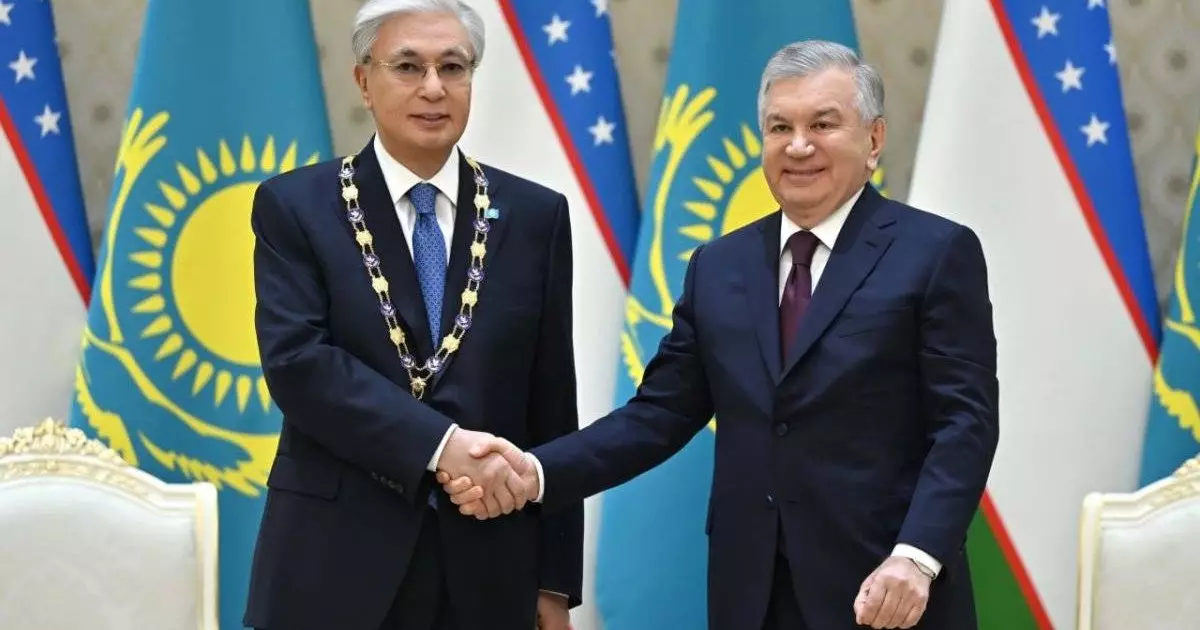  Қасым-Жомарт Тоқаевқа Өзбекстанның ең жоғары мемлекеттік наградасы табысталды 