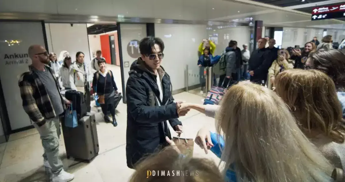 Берлин әуежайында шетелдік фанат Димашқа күй шертіп берді