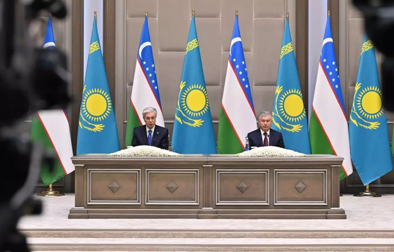 Президенты Казахстана и Узбекистана провели брифинг для СМИ